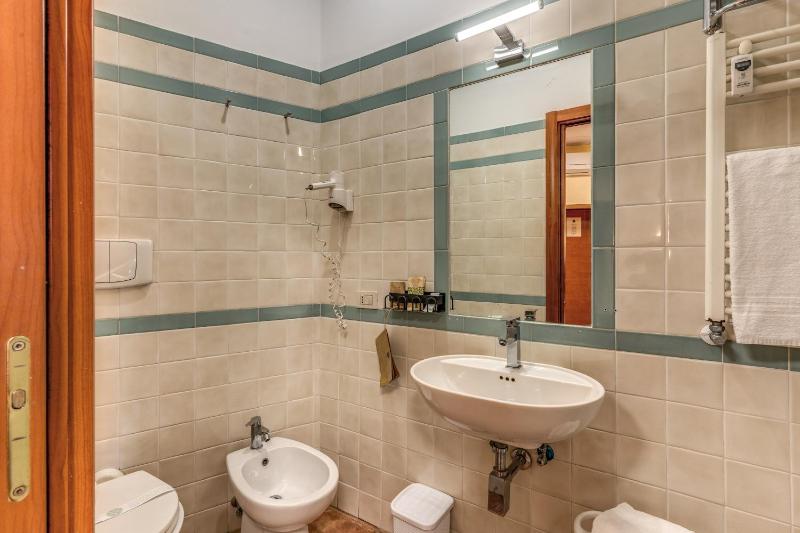 Deluxe Double or Twin Room image 3