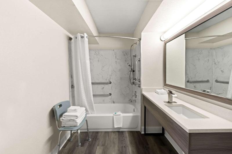 King Room with Tub - Disability Access/Non Smoking image 1