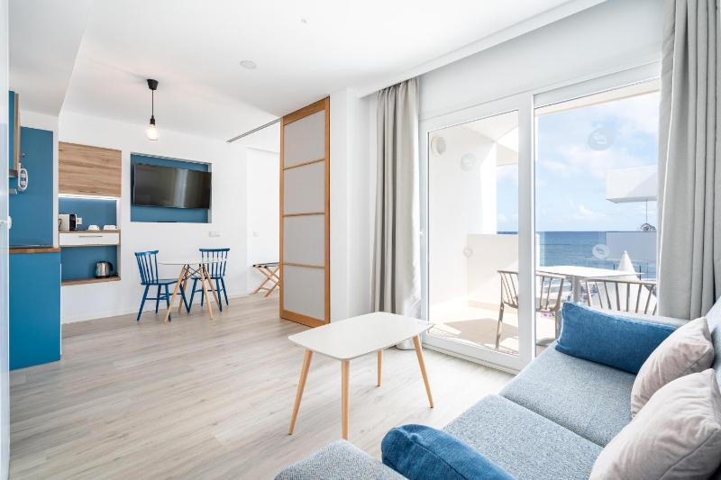 Apartment with Lateral Sea View image 1