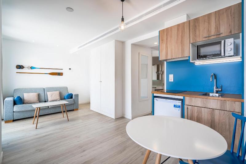 Apartment with Lateral Sea View image 4