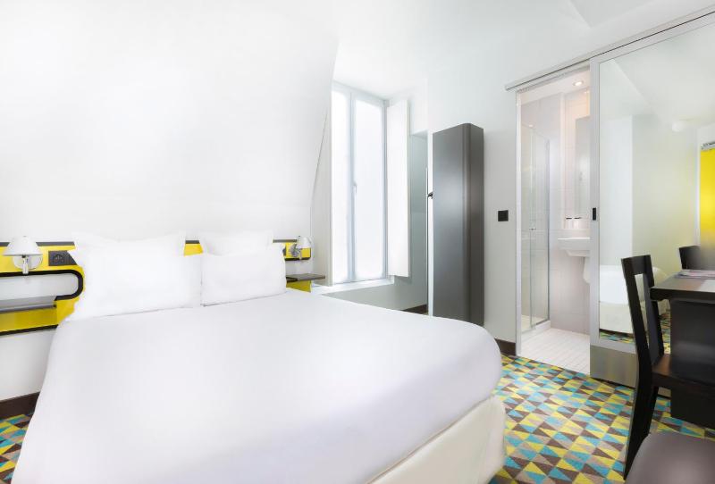 Privilege Double Room with City View image 3