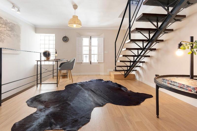 Three Bedroom Duplex Apartment with Terrace image 2