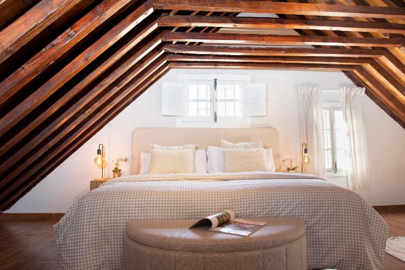 Three Bedroom Duplex Apartment with Terrace image 3