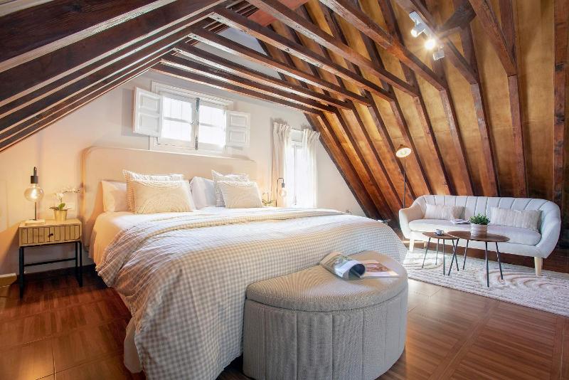 Three Bedroom Duplex Apartment with Terrace image 4