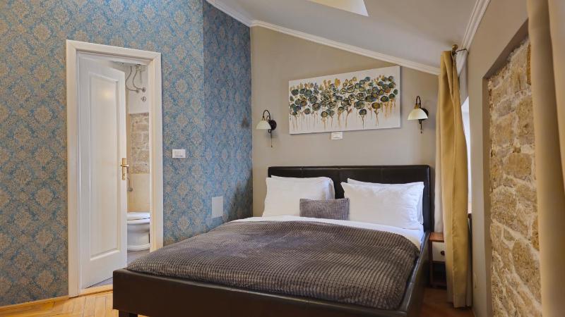 Double Room image 3