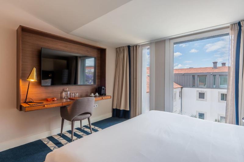 Deluxe Double or Twin Room image 3
