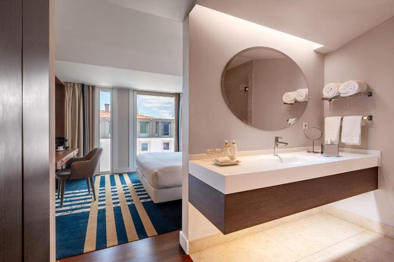 Deluxe Double or Twin Room image 4