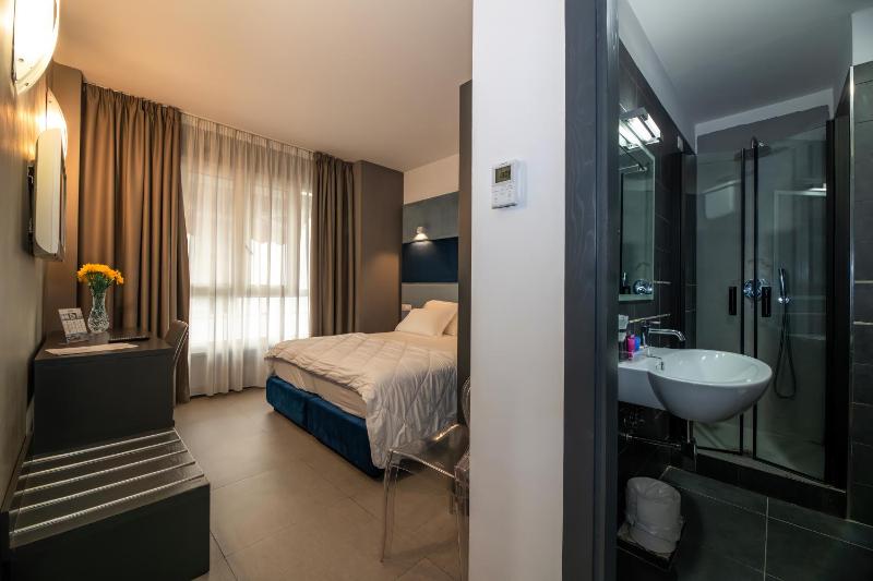 Classic Double or Twin Room image 3
