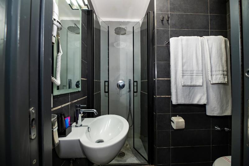Classic Double or Twin Room image 4