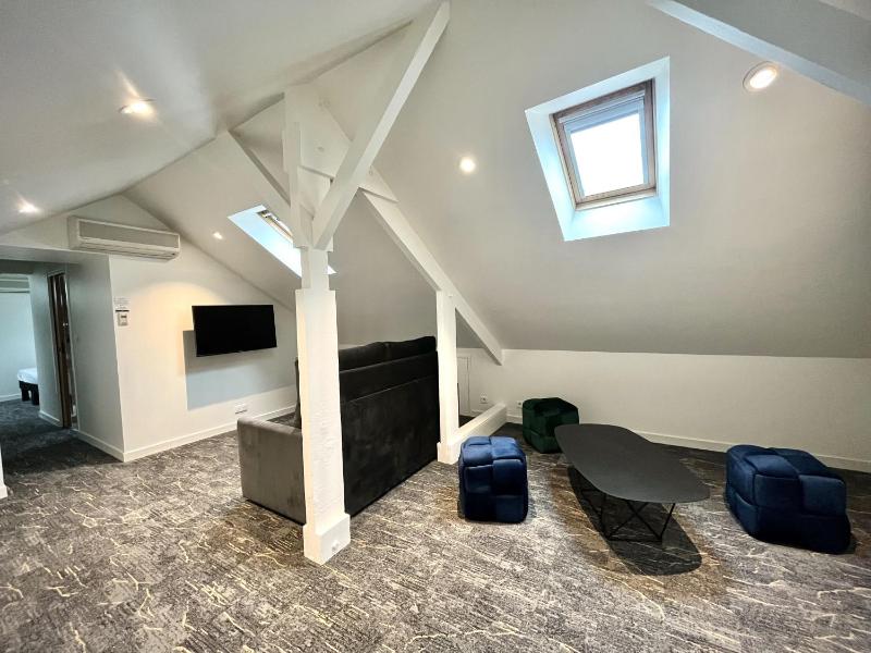 Family Room image 2