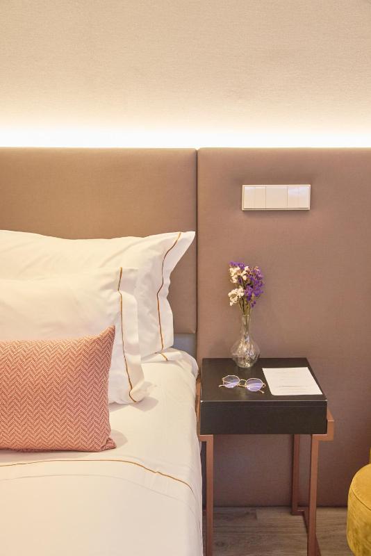 Standard Double Room with City View image 4