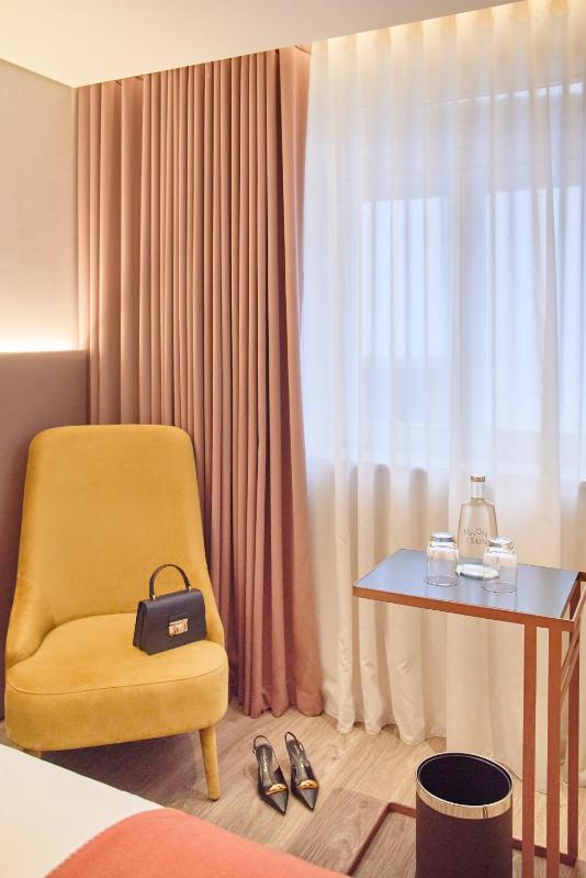 Standard Double Room with City View image 3