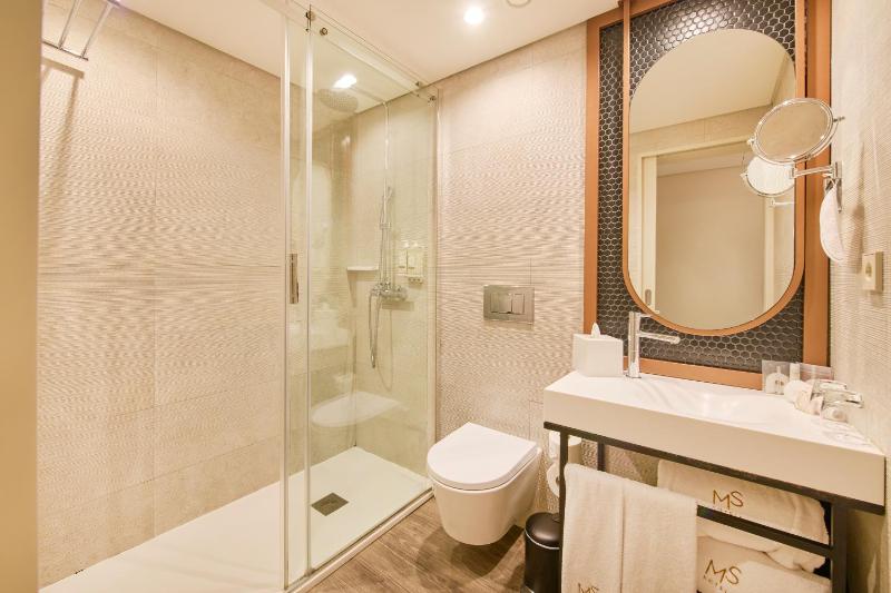 Interior Standard Double Room image 4