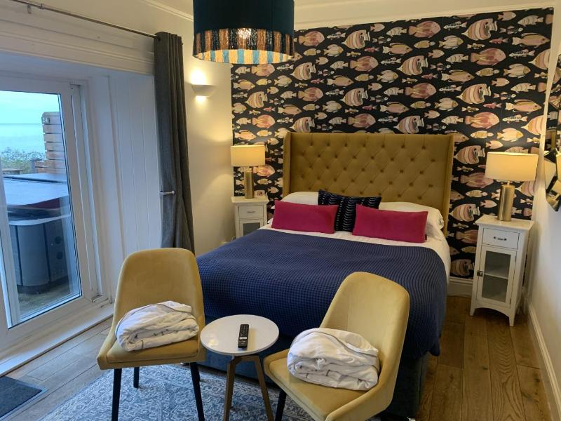 Suite with Hot Tub image 1