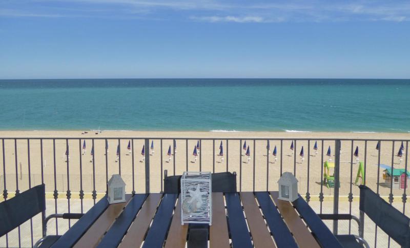 804 - Posizione unica! Bilocale fronte mare in centro a Marcelli con posto auto privato - SPIAGGIA INCLUSA - image 2