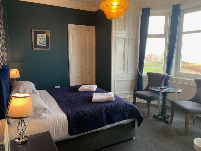 Double Room with Sea View image 4