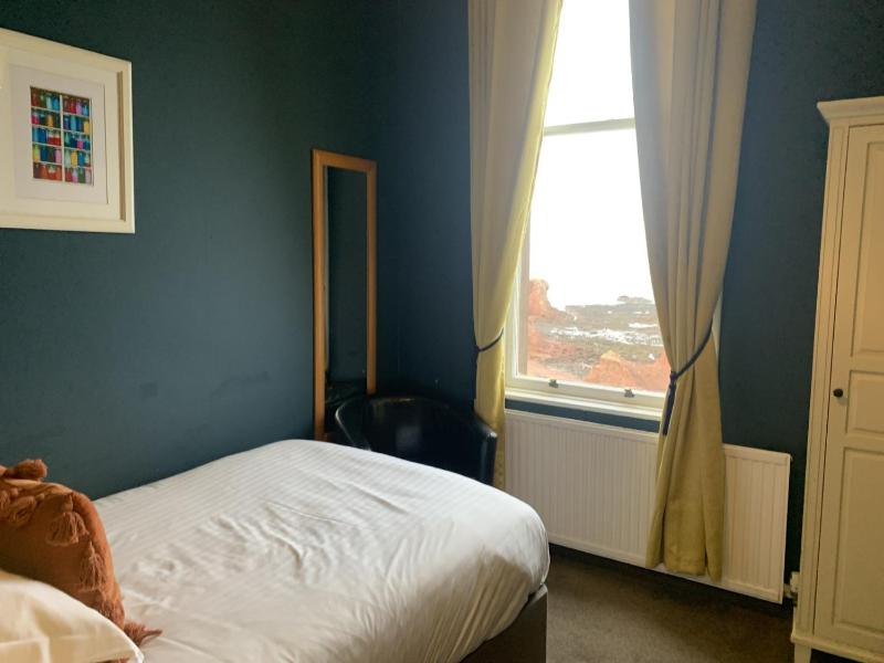 Single Room with Sea View image 4
