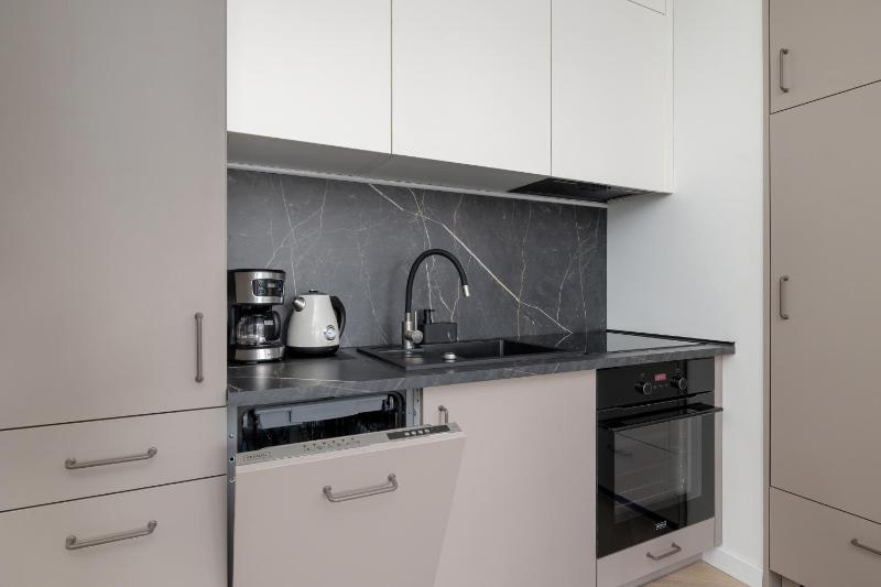 Nowoczesne Apartamenty z Parkingiem & Balkonem by Noclegi Renters - image 47