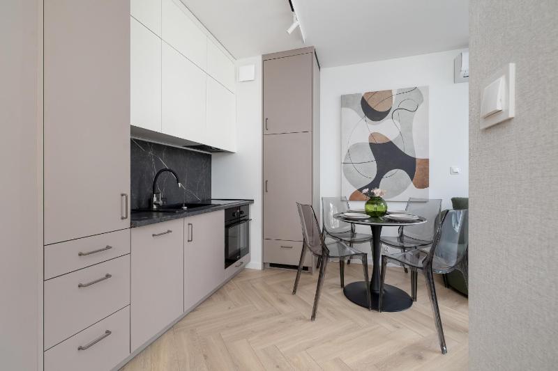 Nowoczesne Apartamenty z Parkingiem & Balkonem by Noclegi Renters - image 29