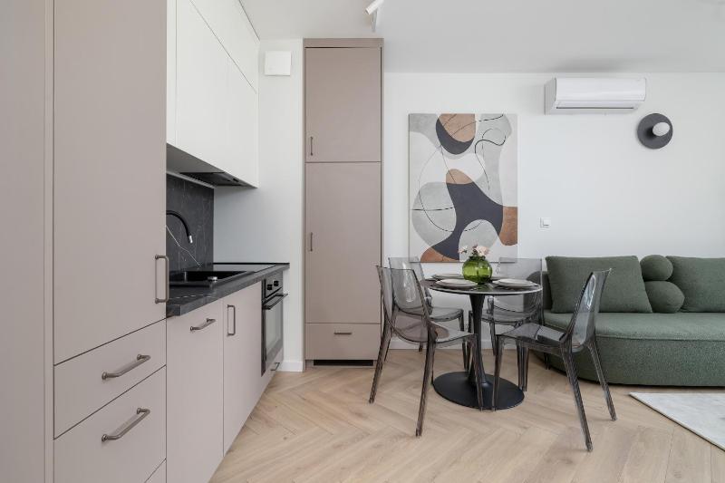 Nowoczesne Apartamenty z Parkingiem & Balkonem by Noclegi Renters - image 48