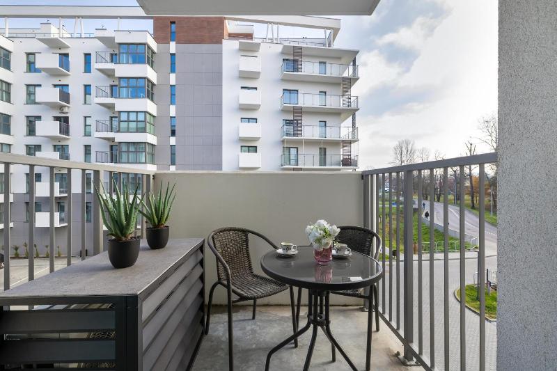 Nowoczesne Apartamenty z Parkingiem & Balkonem by Noclegi Renters - image 26
