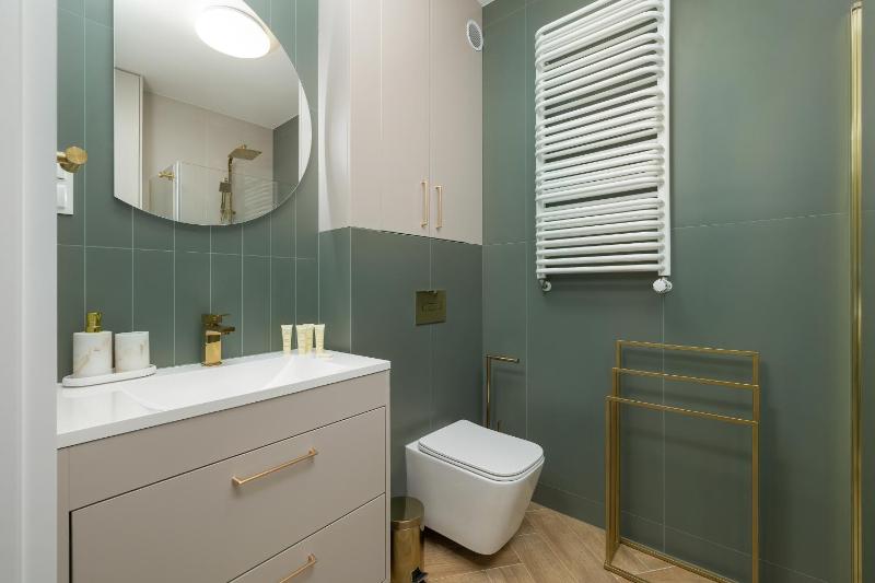 Nowoczesne Apartamenty z Parkingiem & Balkonem by Noclegi Renters - image 21