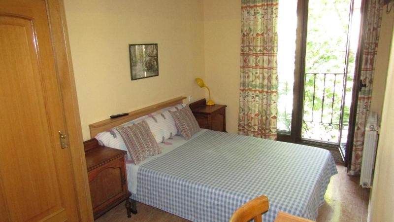 Double Room with Shared Toilet and Private Shower and Sink image 1