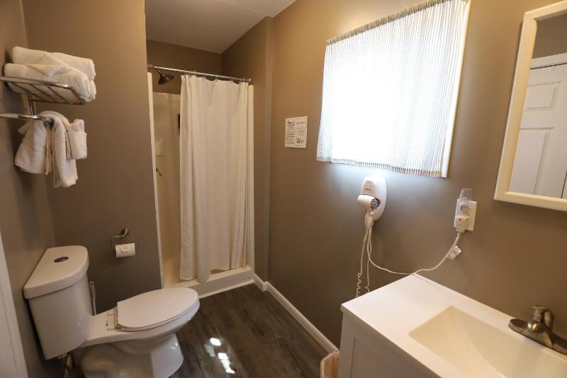Economy Cabin (1 king) image 2