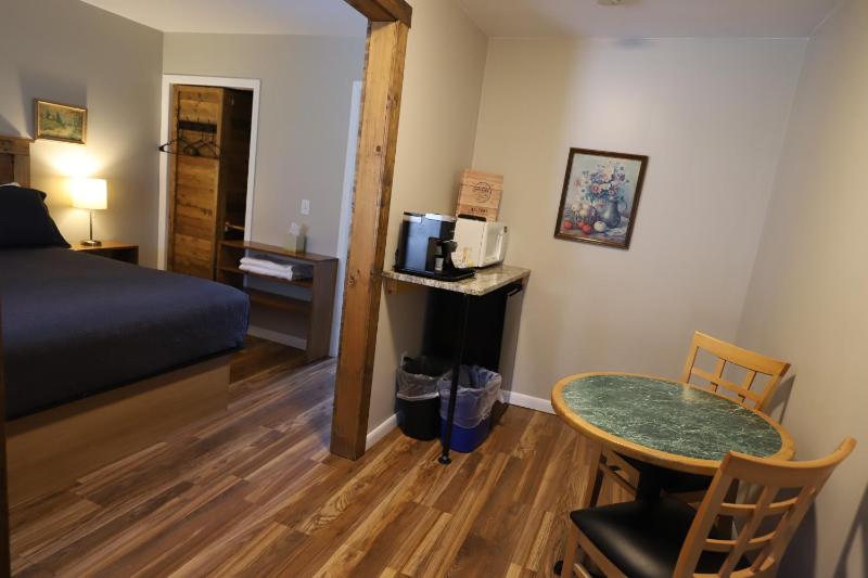 Economy Cabin (1 king) image 3