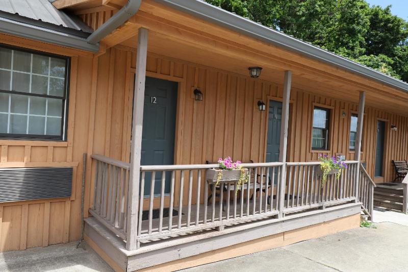 Creekside Cabin (2 queen) image 2