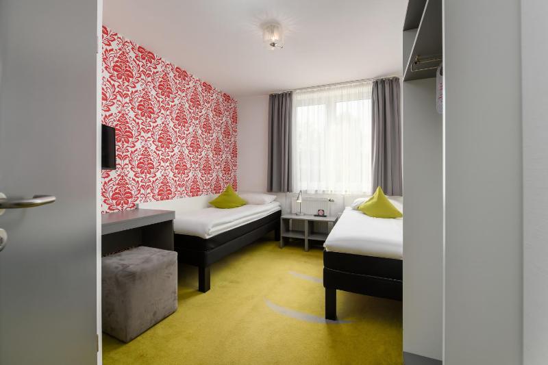 Standard Twin Room image 1