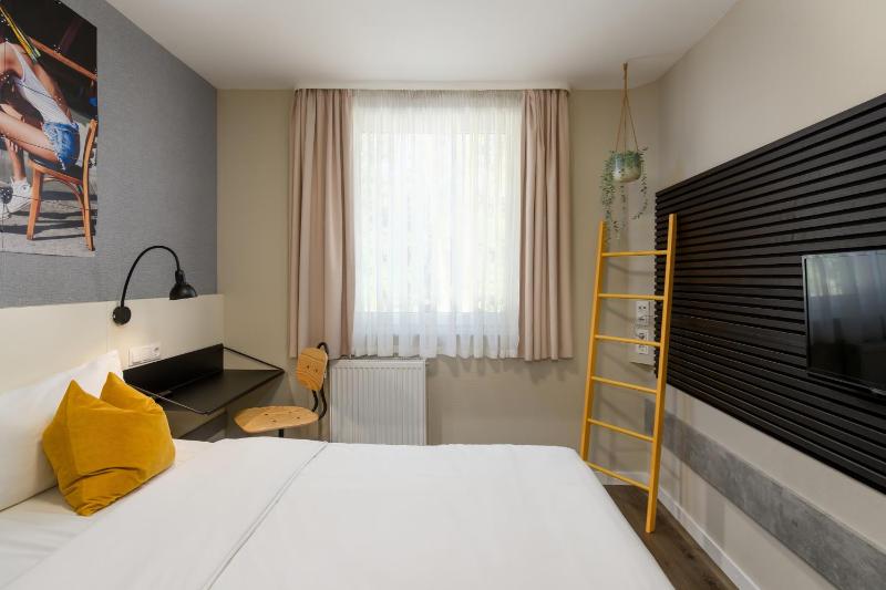 Standard Double Room image 3