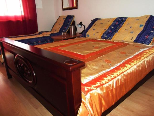 Triple Room with Shared Bathroom image 1