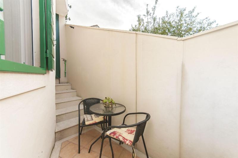 One-Bedroom Apartment image 2