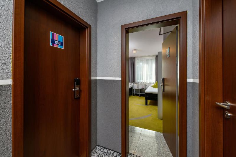 Standard Twin Room image 2