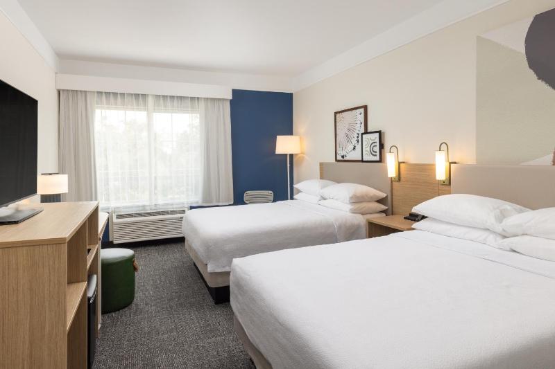 Queen Room with Two Queen Beds image 3