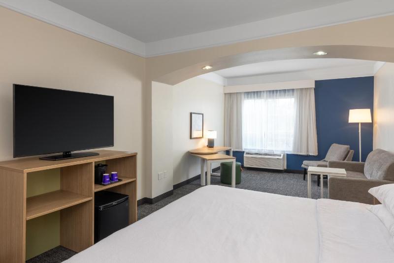 King Room with Sofa Bed - Non-Smoking image 2
