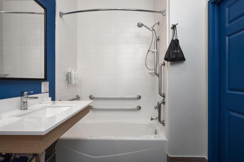 King Room with Bath Tub - Mobility/Hearing Access image 2