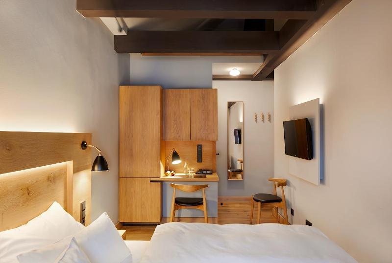 Classic Double Room image 3