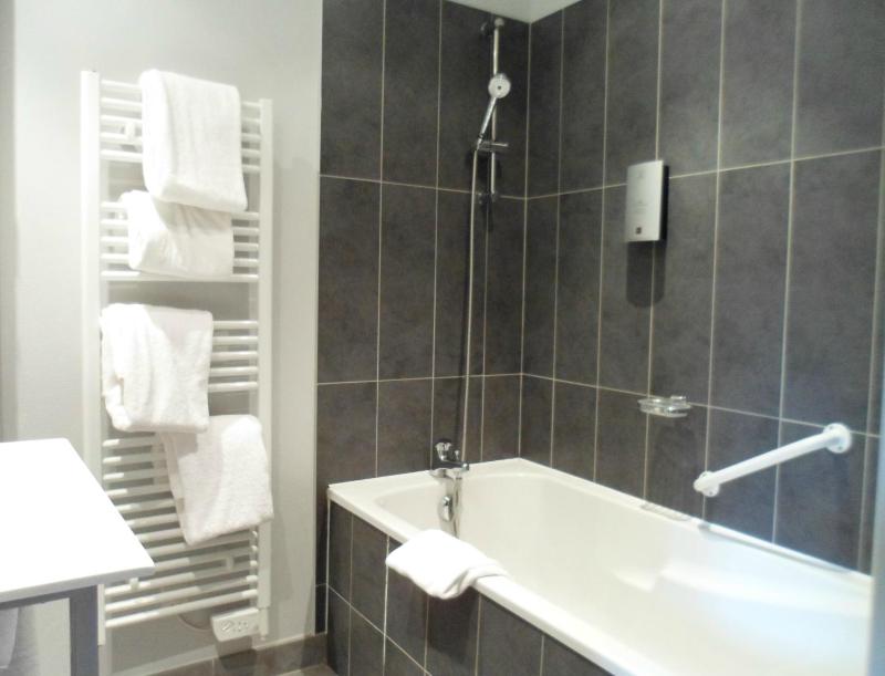 Triple Room with Private Bathroom image 2