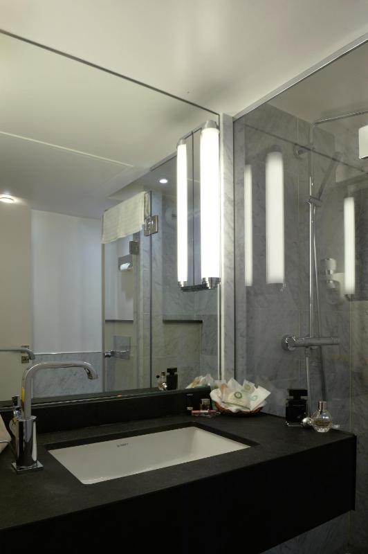 Deluxe Queen Room with Terrace image 3