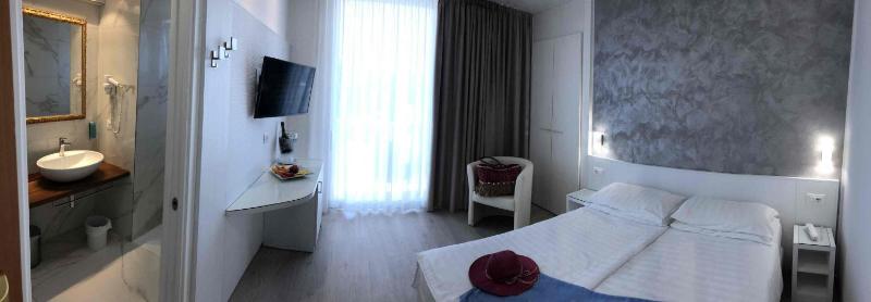Deluxe Room with Side Sea View image 4