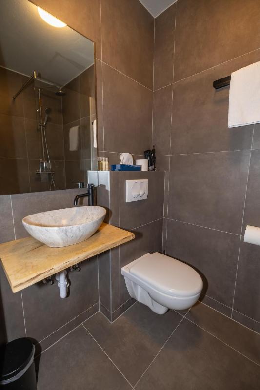 Budget Double Room image 4