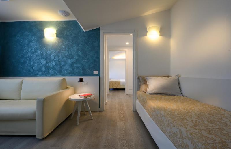 Deluxe Two-Bedroom Suite with Lateral Sea View image 4