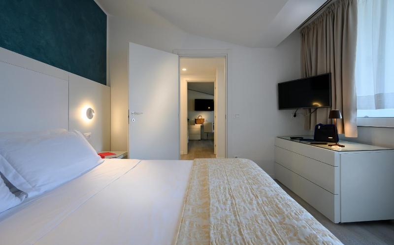 Deluxe Two-Bedroom Suite with Lateral Sea View image 3