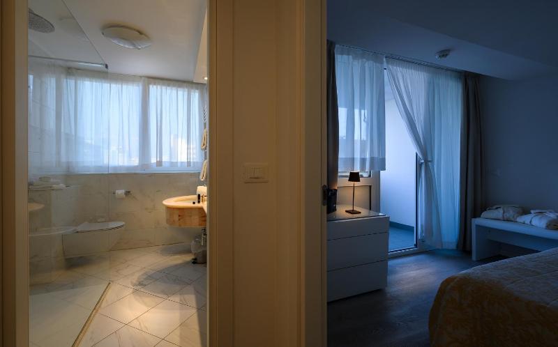 Deluxe Two-Bedroom Suite with Lateral Sea View image 2