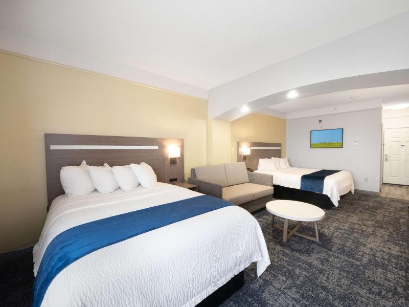 Large Room with One King Bed and One Queen Bed - Non-Smoking image 3