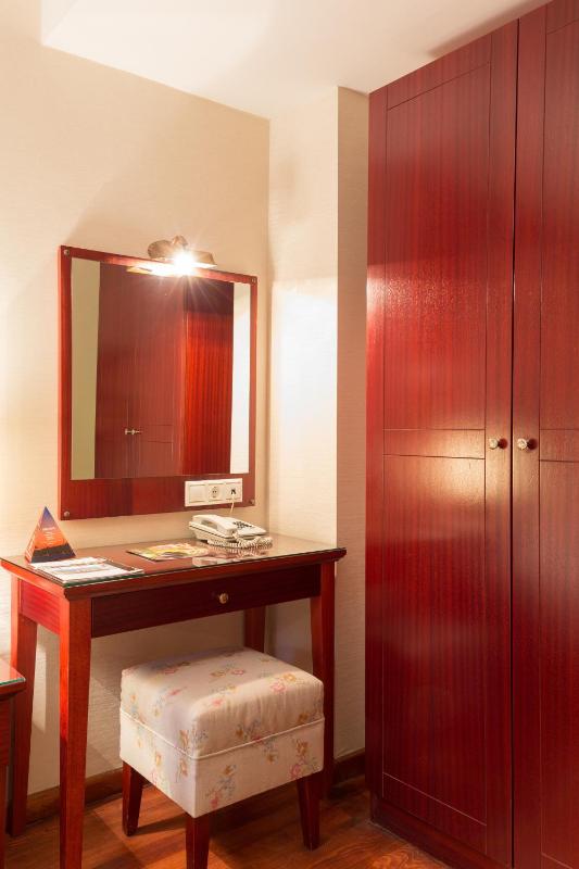 Standard Triple Room image 4
