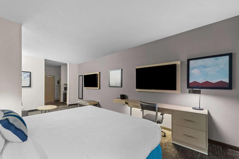 King Suite with Sofa Bed image 4