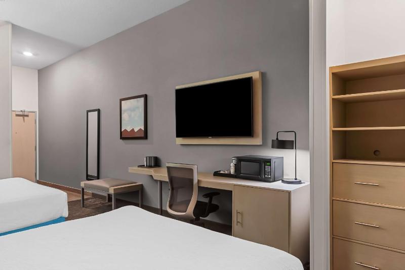Queen Room with Two Queen Beds and Walk-in Shower - Disability Access image 4